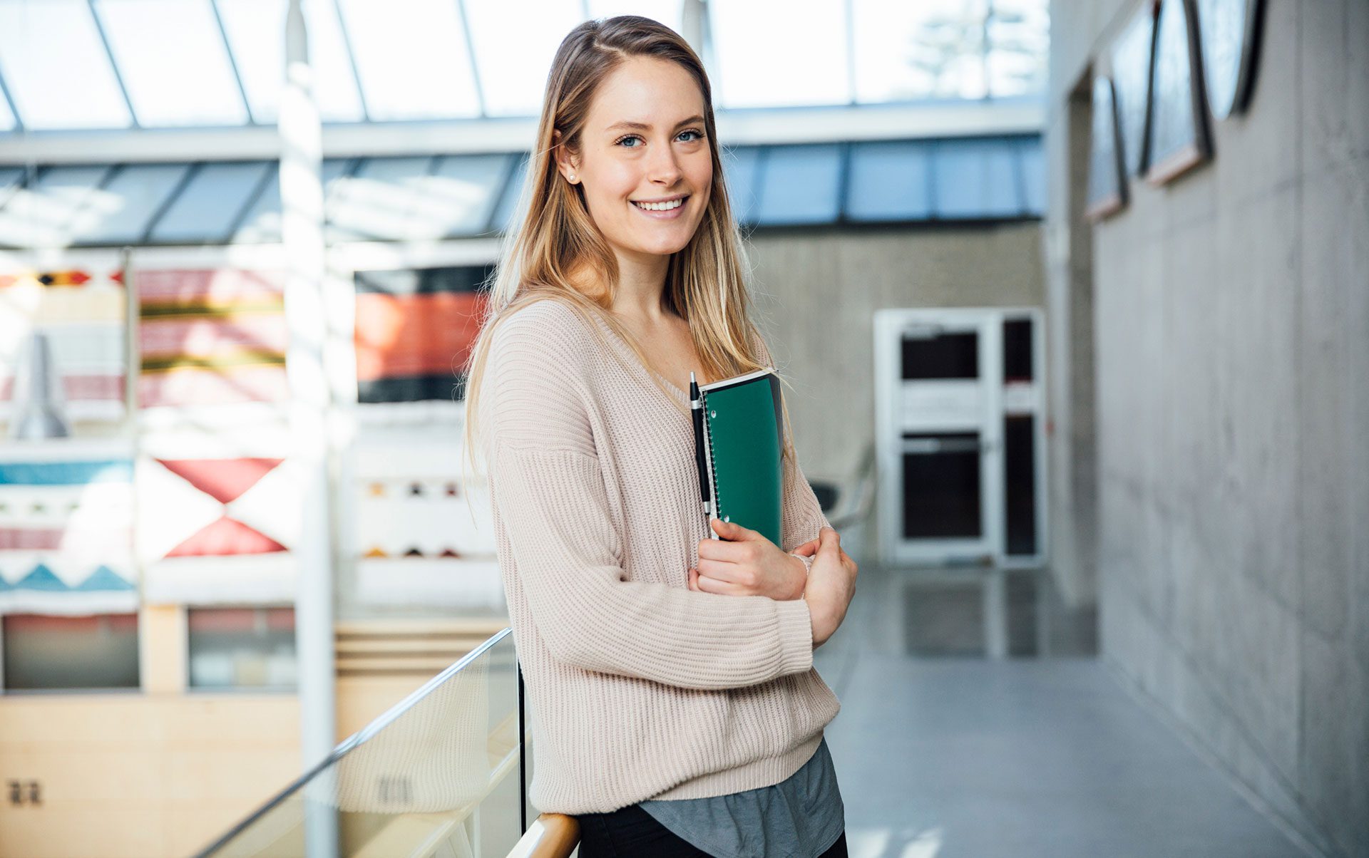 Tess werkt als verpleegkundige terwijl ze studeert voor haar HBO-V diploma